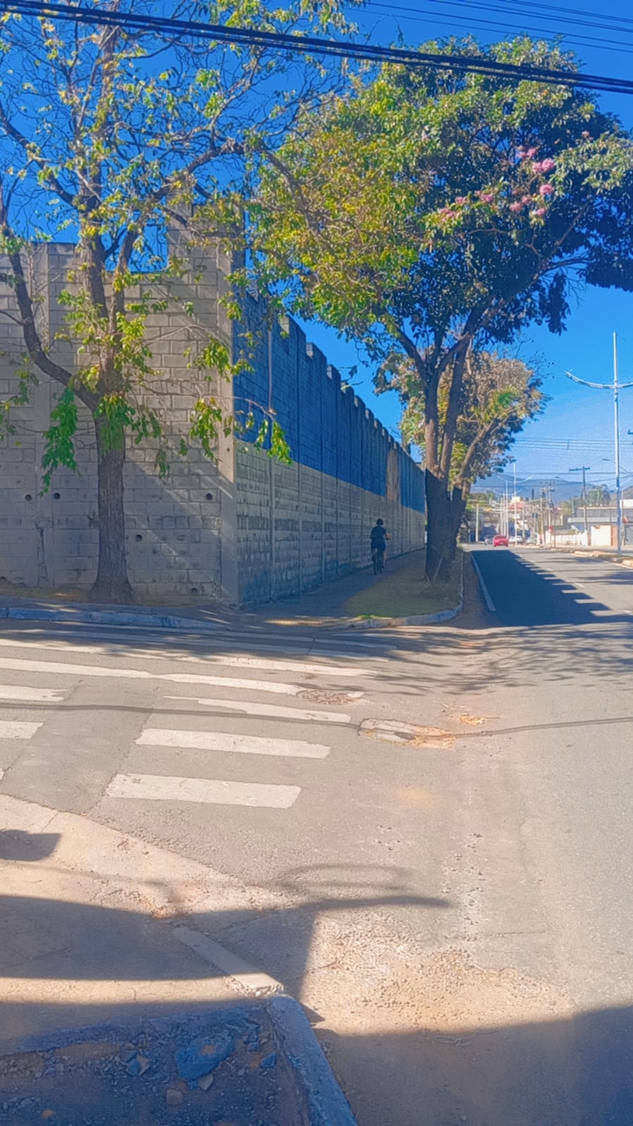 Área Espetacular na Av. Lucas Nogueira Garcez  AtibaiaSP