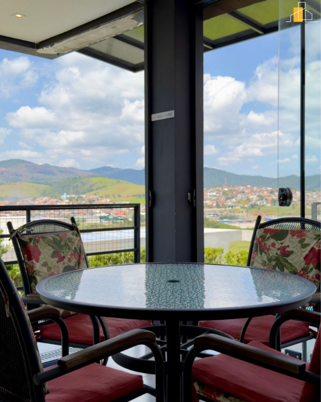 Arquitetura Moderna e Vista Panorâmica no Alto da Floresta  BJP